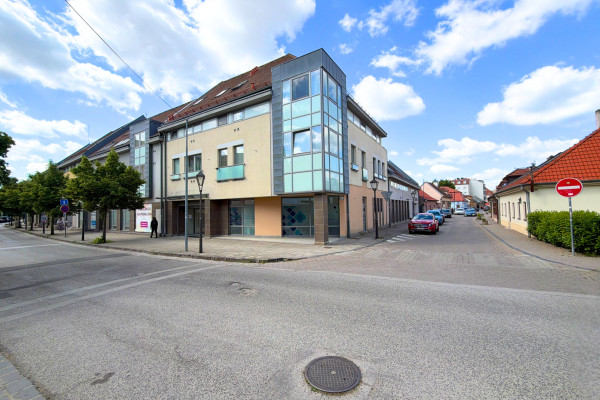 Ground floor premises for healthcare purposes for rent in the historic city centre of Trnava