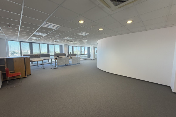 Prenájom samostatného kancelárskeho traktu 176 m² na Rožňavskej ulici v meste Bratislava