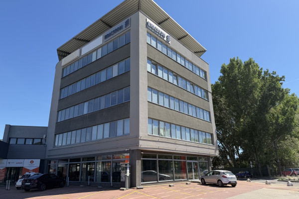 Prenájom samostatného kancelárskeho traktu 594,7 m² na Rožňavskej ulici v meste Bratislava