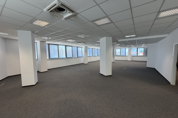 Prenájom samostatného kancelárskeho traktu 594,7 m² na Rožňavskej ulici v meste Bratislava