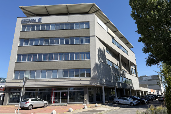 Prenájom samostatného kancelárskeho traktu 173,6 m² na Rožňavskej ulici v meste Bratislava