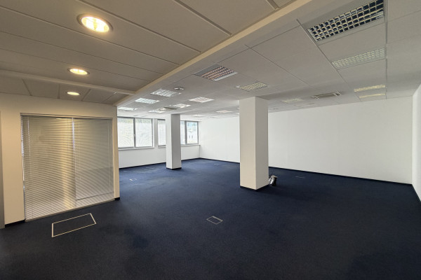 Prenájom samostatného kancelárskeho traktu 173,6 m² na Rožňavskej ulici v meste Bratislava