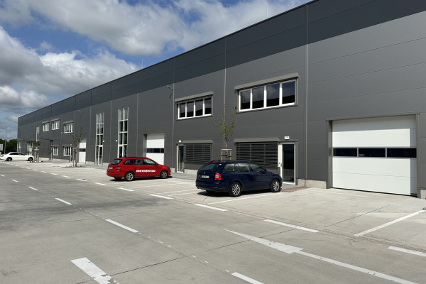 Prenájom obchodno-skladového priestoru 404 m² s modernými kanceláriami 128 m² – Bratislava, Bory