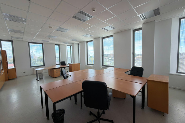 Prenájom samostatného kancelárskeho traktu 330 m² v skvelej lokalite pri Rožňavskej ulici – Bratislava, Nové Mesto