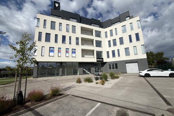 Prenájom samostatného kancelárskeho traktu 274 m² v skvelej lokalite pri Rožňavskej ulici – Bratislava, Nové Mesto