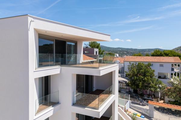 Predaj úplne nového, luxusného a kompletne zariadeného apartmánu iba 100 metrov od mora – Rogoznica, Chorvátsko