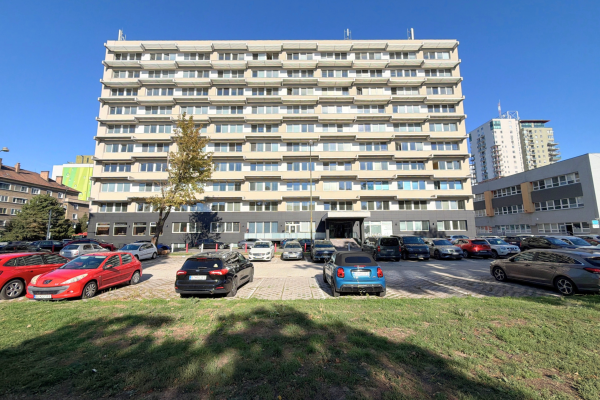 Prenájom samostatnej kancelárie 17 m² na prízemí kancelárskej budovy – Miletičova ulica, Bratislava