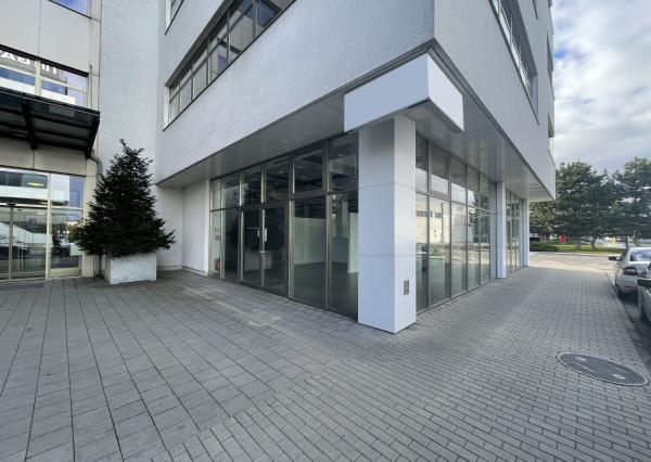 Prenájom obchodného priestoru 309m² na ulici Galvaniho v meste Bratislava